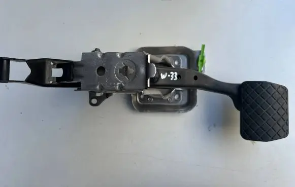 Volkswagen Touran I Brake pedal 1T1723057P 017701851