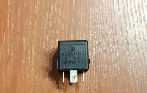 Mercedes-Benz C W202 Other relay V23134B52X336 A0025421319