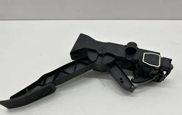 Mercedes-Benz B W246 W242 Accelerator throttle pedal A1643000104