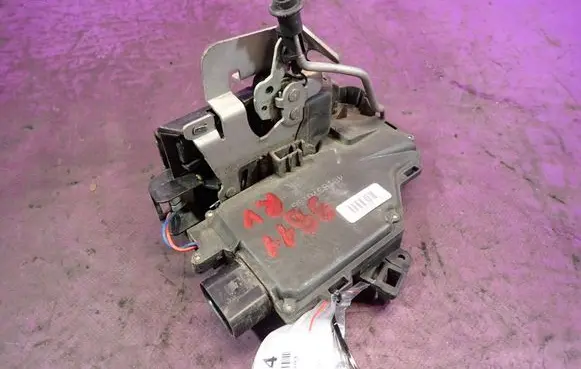 Audi A6 Allroad C5 Front door lock 
