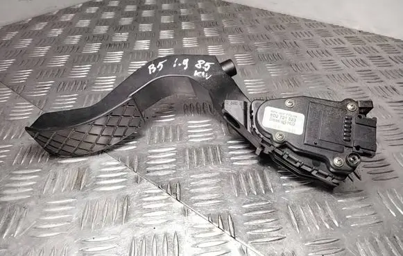 Volkswagen PASSAT B5 Accelerator throttle pedal 8D2721523 6PV00777009