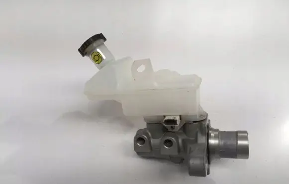 Nissan Leaf II (ZE1) Brake fluid reservoir 