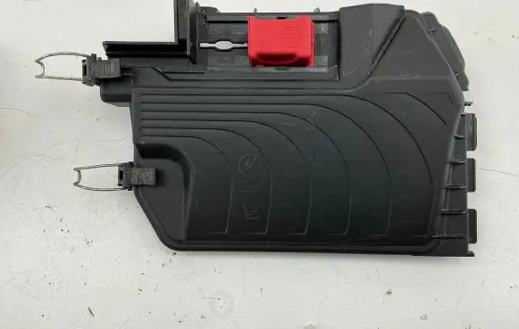 Mercedes-Benz A W176 Fuse box cover A2465400182