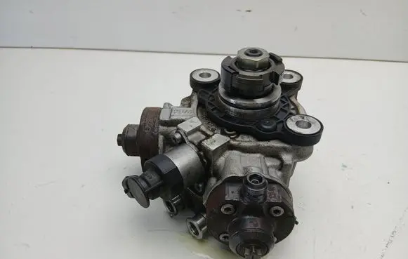 Volvo V60 Fuel injection high pressure pump 31372081 0445010681