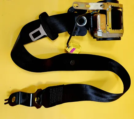 Volkswagen Polo IV 9N3 Front seatbelt 04167056