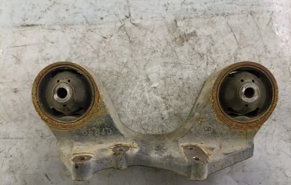 Suzuki Grand Vitara II Rear differential/diff mount bracket 66J40