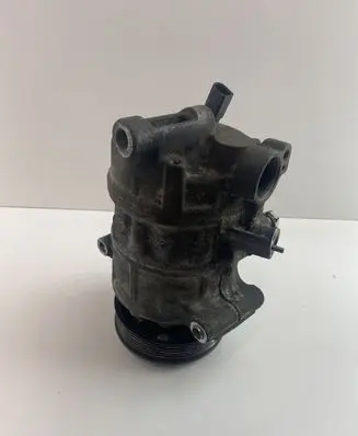 Volkswagen Jetta VI Air conditioning (A/C) compressor (pump) 5Q0820803E