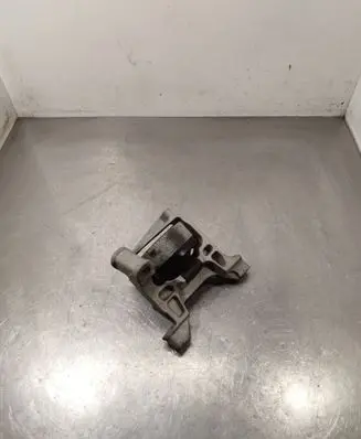 Mazda 6 Engine mount bracket