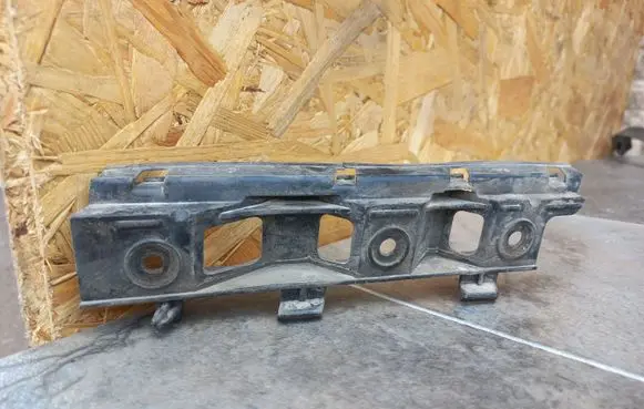 Volkswagen PASSAT B6 Front bumper mounting bracket 3C0807184