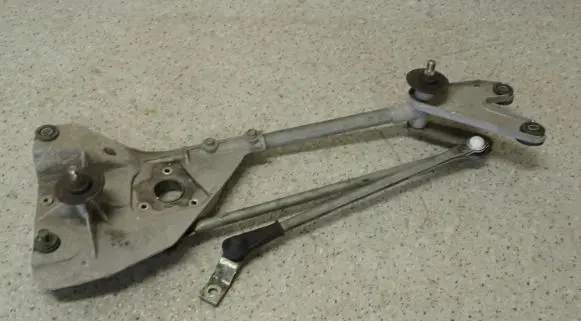 Nissan X-Trail T30 Front wiper linkage 