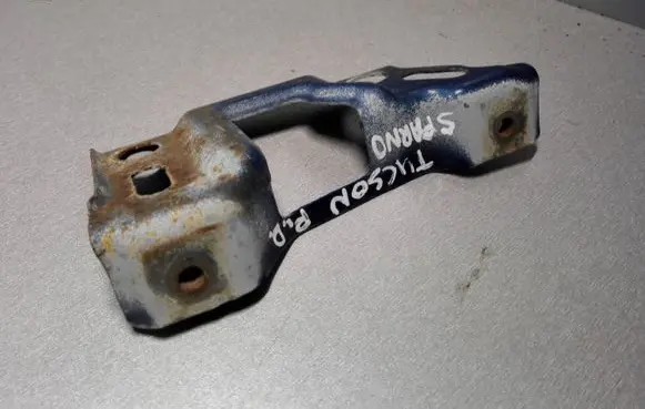Hyundai Tucson JM Fender mounting bracket