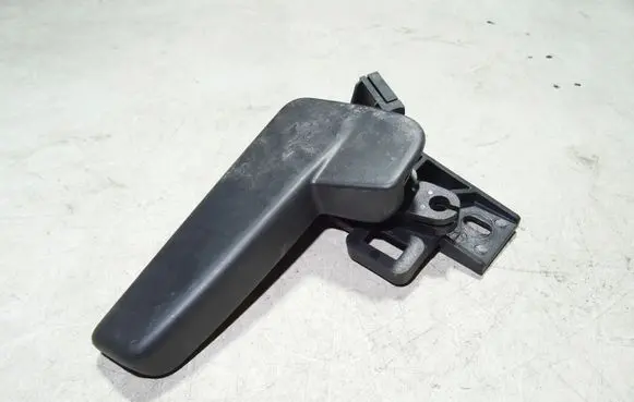 Volkswagen PASSAT B8 Engine bonnet (hood) release handle 517823633A