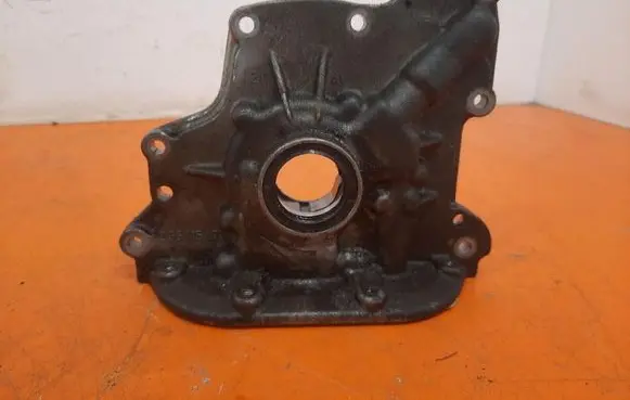 Volkswagen Golf IV Oil pump 036115105D