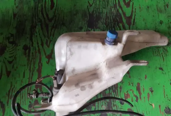 Alfa Romeo 147 Windshield washer fluid reservoir/tank