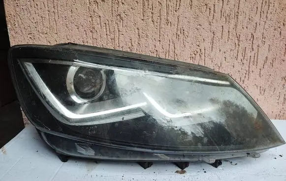 Volkswagen Touareg II Headlight/headlamp