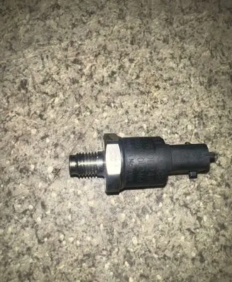 BMW 5 E39 Fuel pressure sensor 0281002475