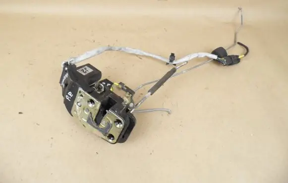 KIA Carens II Front door lock