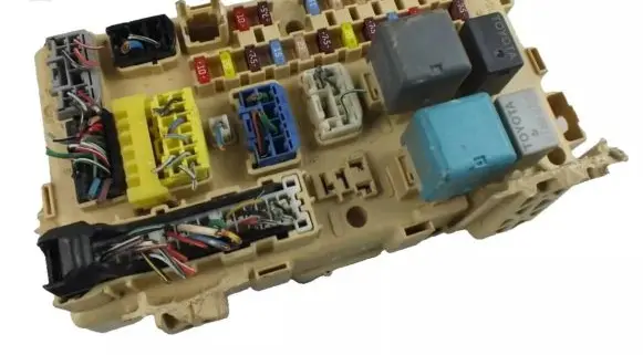 Toyota Avensis T250 Fuse module 82641CA030F