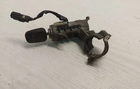 Toyota Avensis T220 Ignition lock 45020052