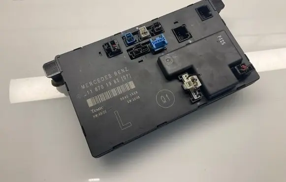 Mercedes-Benz E W211 Door control unit/module 2118701985 00401599 A2118701985
