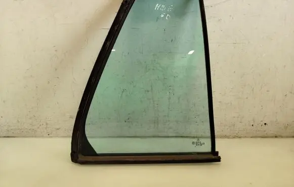Mercedes-Benz E W210 Rear vent window glass 43R001190