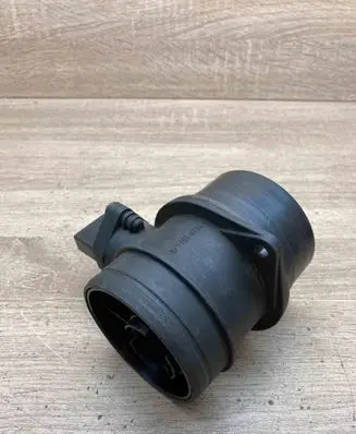 Volkswagen Golf V Mass air flow meter 0281002461