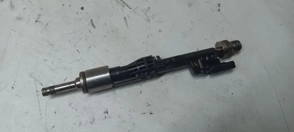 BMW X3 F25 Fuel injector 7597870