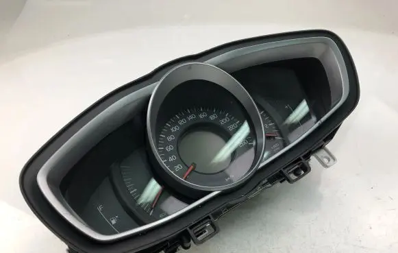Volvo V40 Speedometer (instrument cluster) 31453103