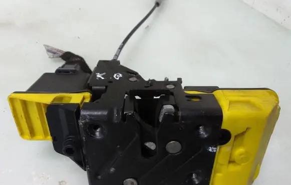 Volvo V70 Rear door lock 