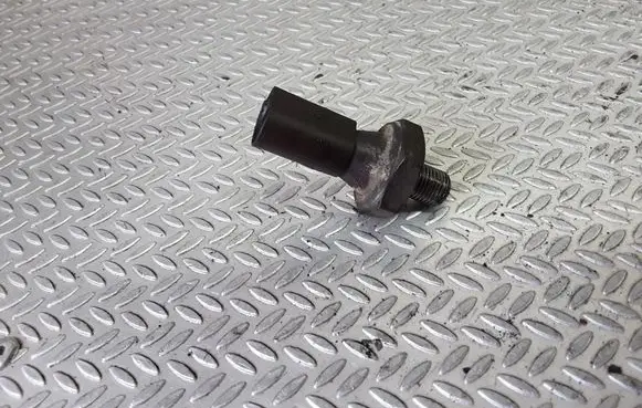 Volkswagen Golf V Oil pressure sensor 038919081D