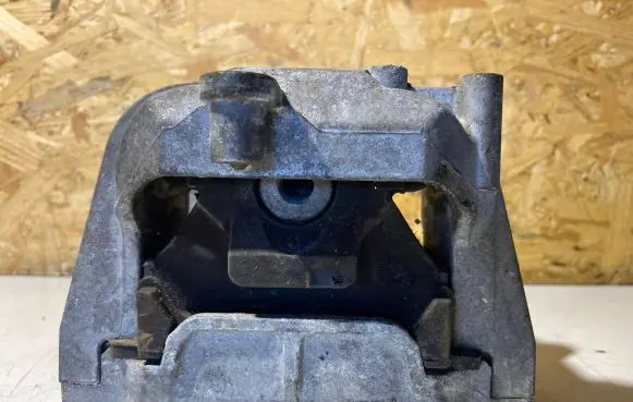 Volkswagen Touran I Engine mount bracket 1K0199262AT
