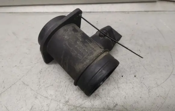 Volkswagen PASSAT B5.5 Mass air flow meter 0281002463 038906461