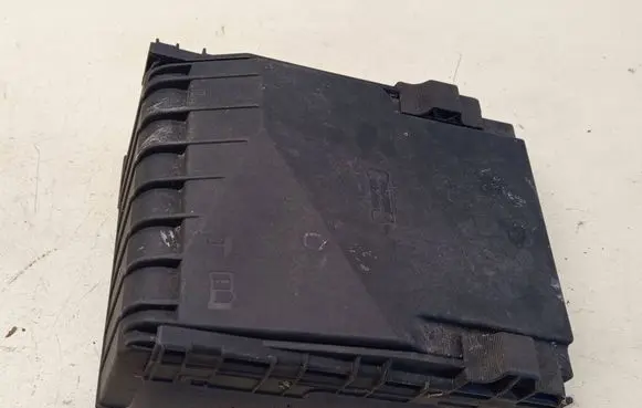 Volkswagen PASSAT CC Fuse box cover 1K0937132F