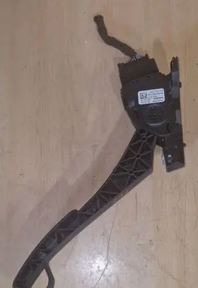 Accelerator throttle pedal