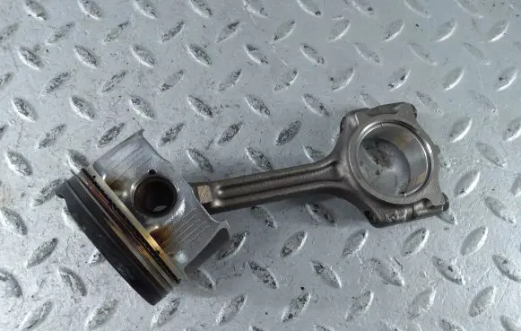 Dacia Sandero III Piston with connecting rod 120103274R 121003320R