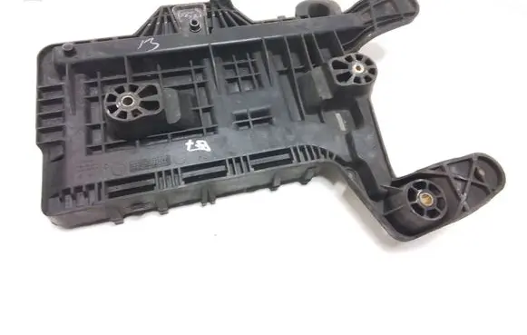 Volkswagen PASSAT B7 USA Battery tray 1KM915333