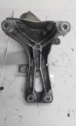 Engine mounting bracket