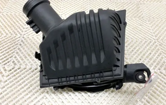 BMW 2 F44 Air filter box 8655834
