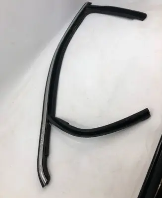 Jeep Compass Rubber seal front door window/glass F31196189