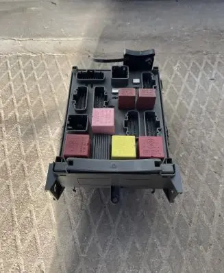Renault Espace - Grand espace IV Fuse module 8200447438 8200447438A 518837117