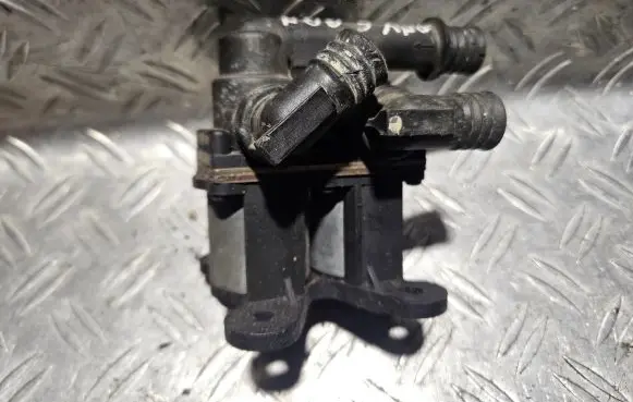 BMW 5 E34 Coolant heater control valve 1147412042 1382299