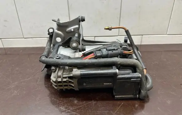 Mercedes-Benz C W205 Air suspension compressor/pump A2053200104 A2053200143