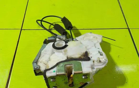 Honda Insight Front door lock BP59