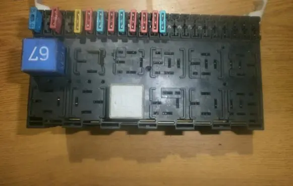 Volkswagen Golf III Fuse box set 357937039