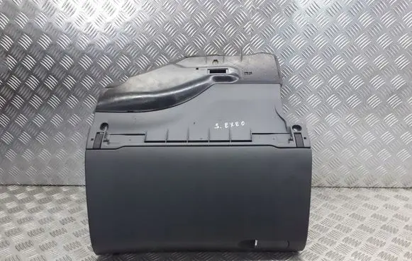 Seat Exeo (3R) Glove box