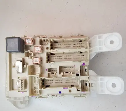 Toyota RAV 4 (XA30) Fuse module 8273042010