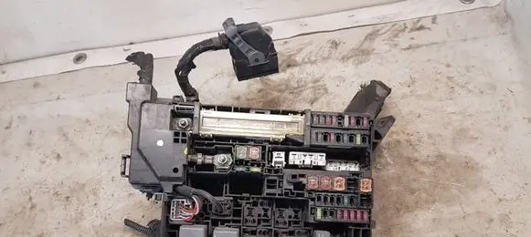 Toyota Avensis T270 Fuse box set 8211505A31