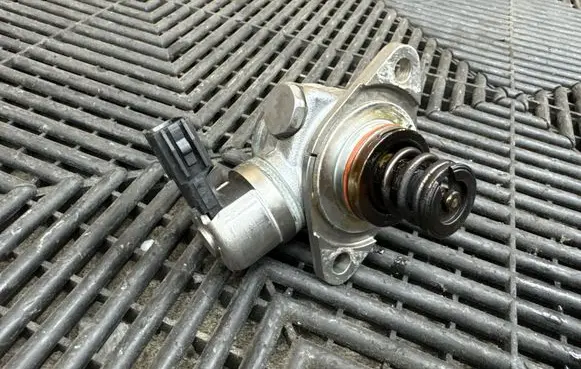 Volvo XC90 Fuel injection high pressure pump 31392104