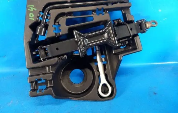 Toyota Prius (XW30) Tool box 6477747030