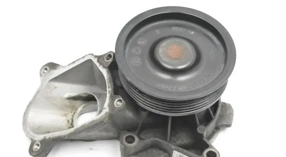 BMW 5 E60 E61 Water pump 7790045